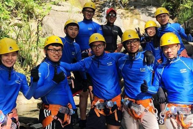 Sesi foto setelah pengalaman canyoning di Air Terjun Qikong